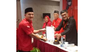 Penyerahan-SK-Pengurus-Pimpinan-DPC-PDIP-kepada-Iman-Irdian-Saragih.jpg
