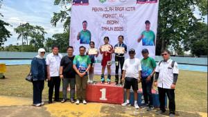 Penyerahan-medali-kepada-atlet-di-pertandingan-Porkot-Medan-XV.jpg