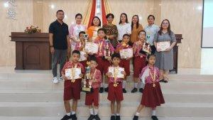 Penyerahan-piagam-penghargaan-kepada-para-siswa-SD-Methodist-An-Pancur-Batu.jpg