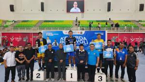 Penyerahan-piala-kepada-tim-tim-juara-Kejurda-bola-voli-antarklub.jpg