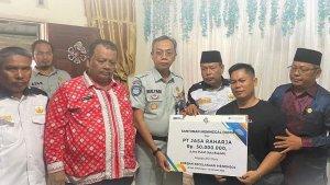Penyerahan-santunan-Rp-50-juta-untuk-korban-meninggal-dunia-kecelakaan-beruntun-di-Pamatang-Raya.jpg