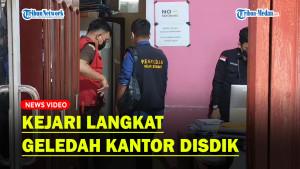 Penyidik-Kejari-Langkat-Geledah-Kantor-Dinas-Pendidikan-Langkat.jpg