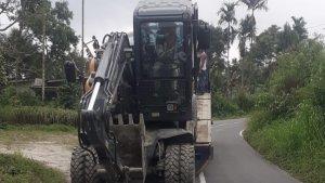 Perbaikan-jalan-di-kampung-halaman-atlet-UFC-Jeka-Saragih-beberapa-waktu-lalu.jpg