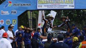 Pereli-Rihans-Variza-bersama-navigatornya-M-Fahrezi-dan-para-tim-HRVRT.jpg