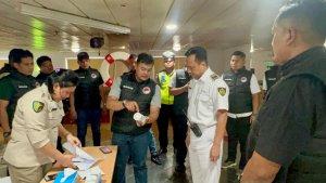 Personel-Polres-Pelabuhan-Belawan-melakukan-tes-urine-terhadap-awak-kapal.jpg