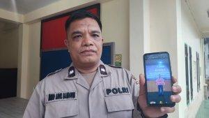 Personel-Polres-Tanah-Karo-Aipda-Muhammad-Adil-Bangun-menunjukkan-foto.jpg