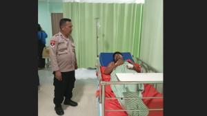 Personel-Polres-Tanah-Karo-mengecek-kondisi-salah-satu-korban-pembacokan.jpg