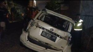 Personel-Sat-Lantas-saat-mendatangi-lokasi-mobil.jpg