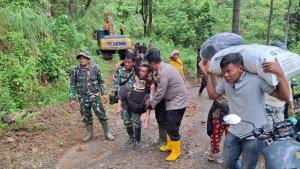 Personel-TNI-dan-Polri-membantu-masyarakat-melintasi-jalan-yang-tertutup.jpg