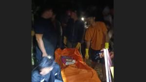 Personel-kepolisian-dibantu-masyarakat-melakukan-evakuasi-jenazah.jpg