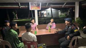 Personel-saat-berdialog-dengan-warga-Pos-Kamling-di-Kelurahan-Fodo.jpg
