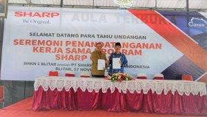 Perwakilan-Sharp-dan-Perwakilan-SMKN-1-Blitar-menunjukan-penandatanganan-kerja-sama.jpg