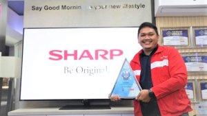 Perwakilan-Sharp-mengengam-penghargaan-digital-marketing-awards.jpg