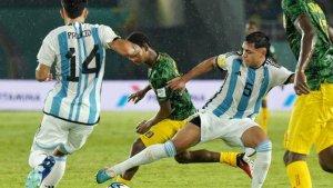 Pesepak-bola-Argentina-Mariano-Gerez-kedua-kanan-merebut-bola-dari-pesepak-bola-Mali.jpg