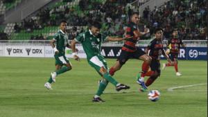 Pesepakbola-PSMS-Medan-berusaha-melawati-kawalan-pesepakbola-Persekat-Tegal.jpg
