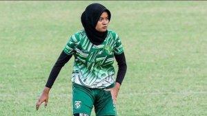 Pesepakbola-putri-Sumut-Nurul-Huda-Hasibuan-saat-melakoni-latihan-rutin.jpg