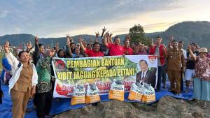 Petani-kaum-marhaen-di-sela-penyerahan-benih-jagung-Pioner-32.jpg