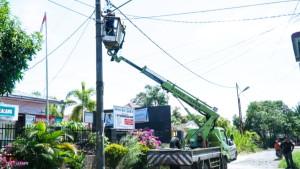 Petugas-Dinas-Perhubungan-memperbaiki-sejumlah-lampu-penerangan-jalan-umum-di-tahun-2025.jpg