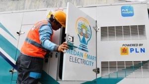 Petugas-PLN-memeriksa-genset-untuk-memastikan-kelancaran-pasokan-listrik.jpg