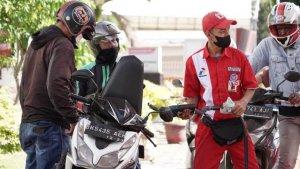 Petugas-PT-Pertamina-mengisi-BBM-ke-tangki-kendaraan.jpg