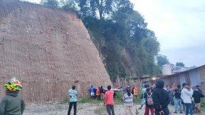 Petugas-Pemadam-Kebakaran-Kabupaten-Karo-bersiaga-di-bawah-tebing.jpg