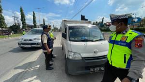 Petugas-Samsat-Lubuk-Pakam-dibantu-Satlantas-menghentikan-mobil-box.jpg