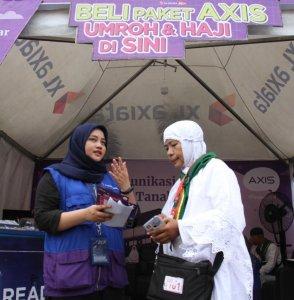 Petugas-XL-sedang-melayani-jemaah-Haji-di-Embarkasi-Medan.jpg