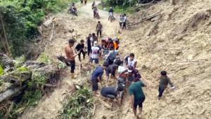 Petugas-berupaya-melewati-jalan-yang-tertutup-longsor-di-padang.jpg