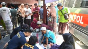 Petugas-dari-Biddokkes-Polda-Jatim-mengambil-sampel-DNAsdss.jpg