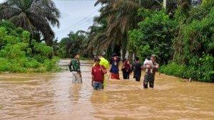 Petugas-gabungan-saat-meninjau-banjir-di-Kabupaten-Mandailing-Natal-Jumat-832024.jpg