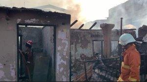 Petugas-kebakaran-sedang-melakukan-penyiraman-ke-beberapa-rumah-yang-terbakar.jpg