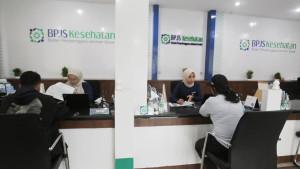 Petugas-melayani-peserta-program-BPJS.jpg