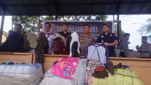 Petugas-memamerkan-pakaian-impor-ilegal-yang-diamankan-dari-kapal-yang-karam-di-pantai-Gading.jpg