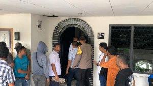 Petugas-mulai-masuk-ke-dalam-rumah-yang-dieksekusi.jpg