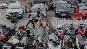 Petugas-parkir-meminta-retribusi-parkir-kepada-pengendara-roda-dua.jpg