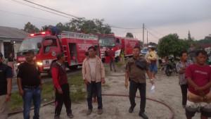 Petugas-pemadam-kebakaran-bersama-warga-berupaya-memadamkan-api.jpg