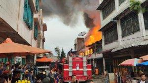 Petugas-pemadam-kebakaran-berupaya-melakukan-pemadaman-api_Kabanjahe.jpg