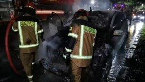 Petugas-pemadam-kebakaran-tampak-melakukan-penyiraman-ke-arah-mobil-yang-terbakar.jpg