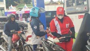 Petugas-pengisian-BBM-di-SPBU-14221248-Dora-Ervina-Risky-br-Perangin-Angin.jpg