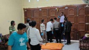 Petugas-saat-mengevakuasi-jenazah-WF-Silitonga-yang-gantung-diri_.jpg