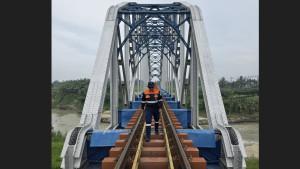 Petugas-sedang-melakukan-pemeriksaan-di-Jembatan-kereta-api-Sei-Ular_KAI-DIvre-I-Sumut.jpg
