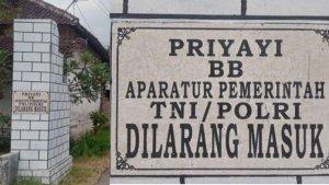 Plakat-larangan-yang-terpasang-di-gapura-masuk-Dusun-Setono-Desa-Tales.jpg