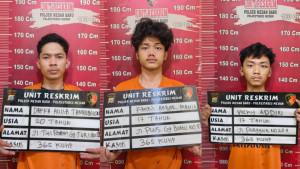 Polisi-mengamankan-tiga-orang-pelaku.jpg