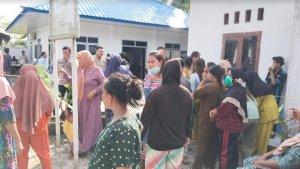Polisi-menjaga-aksi-protes-emak-emak-yang-protes-dengan-keberadaan-pengungsi-Rohingya.jpg