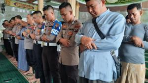 Polres-Samosir-Gelar-Shalat-Gaib-untuk-Almarhum-Driver-Ojek-Online-Affan-Kurniawan.jpg