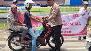Polres-Simalungun-bagikan-bendera-untuk-pengendara.jpg