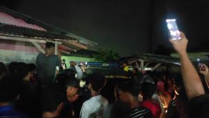 Polsek-Patumbak-berusaha-membawa-terduga-maling.jpg