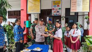 Polsek-Siantar-Barat-Kawal-Pembagian-Makanan-Bergizi-untuk-Siswa-SD-di-Jalan-Sudirman.jpg