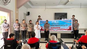 Polwan-Polda-Sumut-bagi-bagi-sembako.jpg