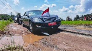 Presiden-Joko-Widodo-melintasi-jalanan-rusak-di-Lampung.jpg